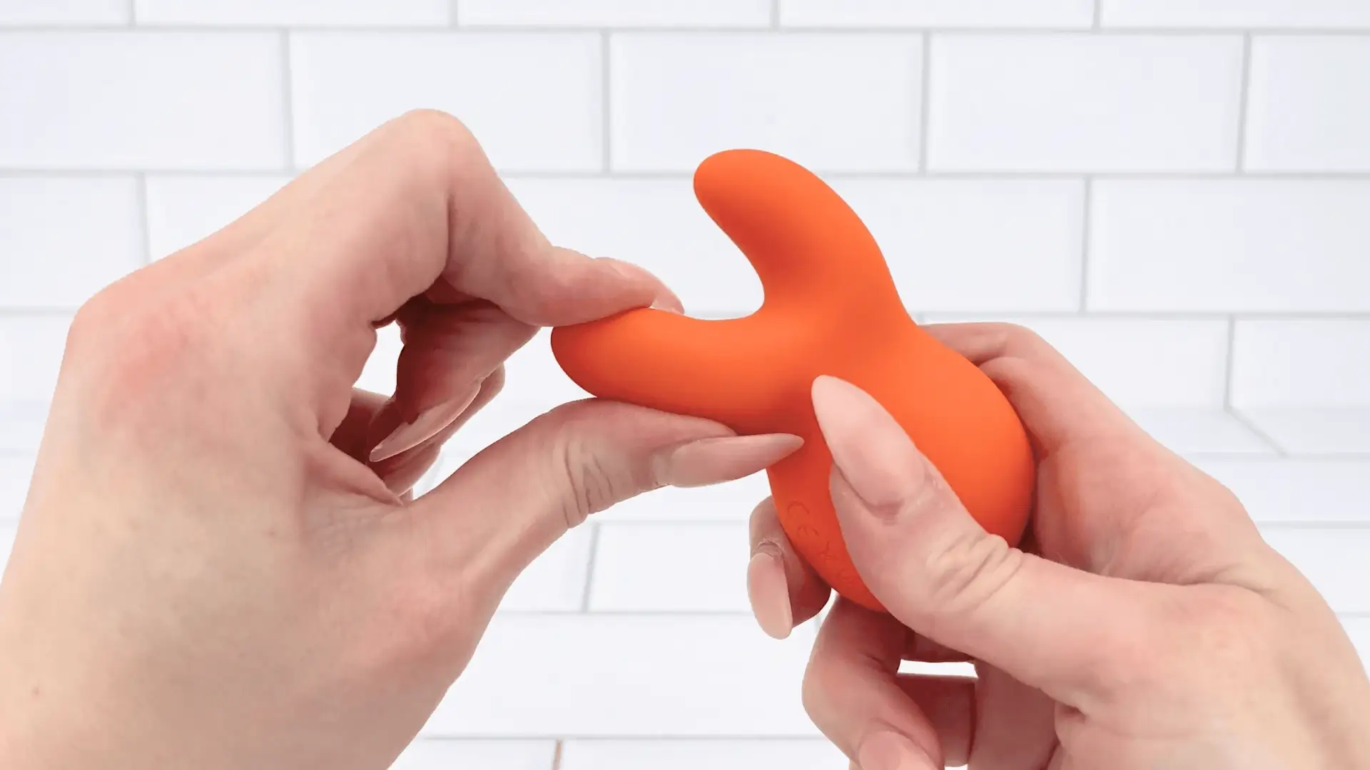 Clit-Encasing Vibrator - Use Both Ends! - Image 4